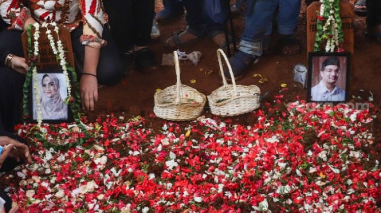 Jenazah Vanessa Angel dan Suami dimakamkan dalam Satu Liang Lahad