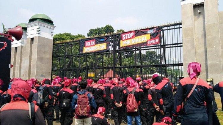 Demo Buruh Depan Gedung DPR RI