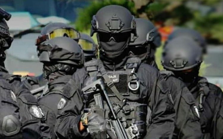 Densus 88 Tangkap Terduga Teroris di Tangerang saat di Rumahnya