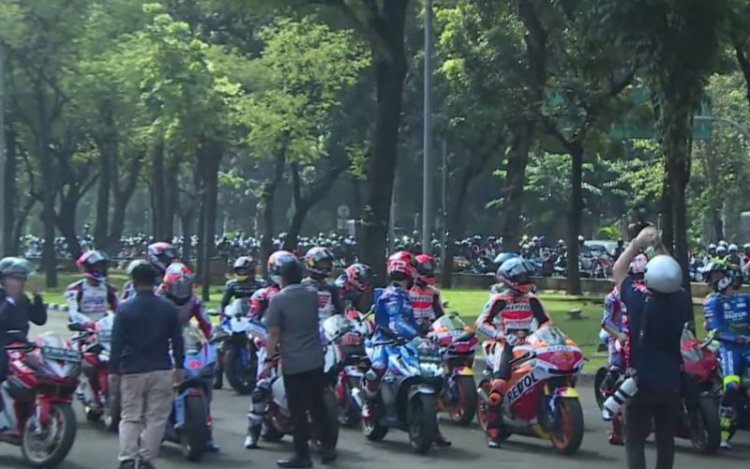 Para Pembalap MotoGP Parkir di Depan Istana Negara