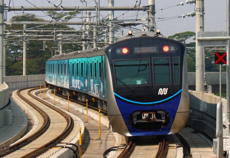 MRT Perbolehkan Penumpang Buka Puasa di Kereta, Asal Minum Air Mineral Dan Kurma Saja