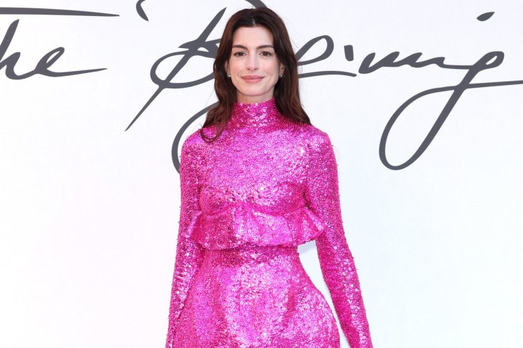 Anne Hathaway Tampil Bak Barbie doll di Gelaran Valentino Fashion Show