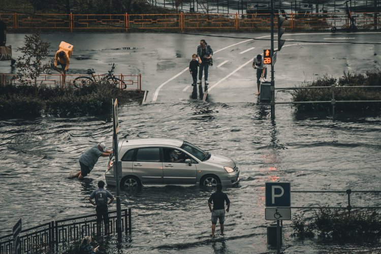 Cara Menangani Mobil Mogok Karena Terendam Banjir