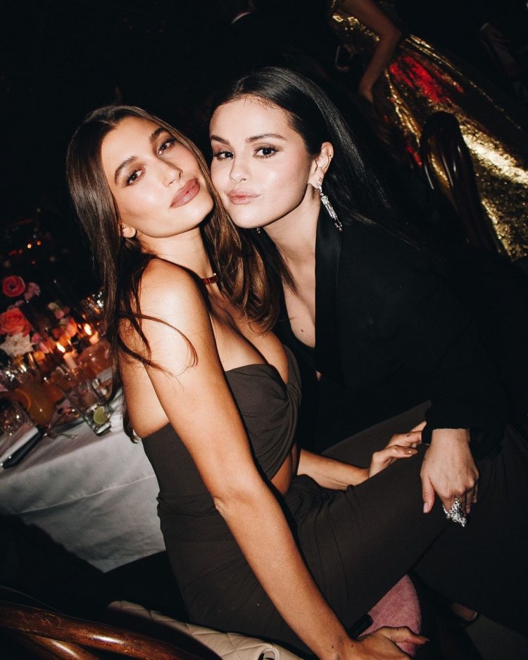 Plot Twist! Potret Kehangatan Selena Gomez dan Hailey Bieber Di Acara Academy Museum Gala