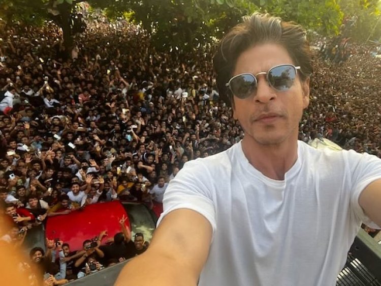 Shah Rukh Khan Ultah ke-57, Rayakan Di Rumahnya Bersama Ribuan Fans