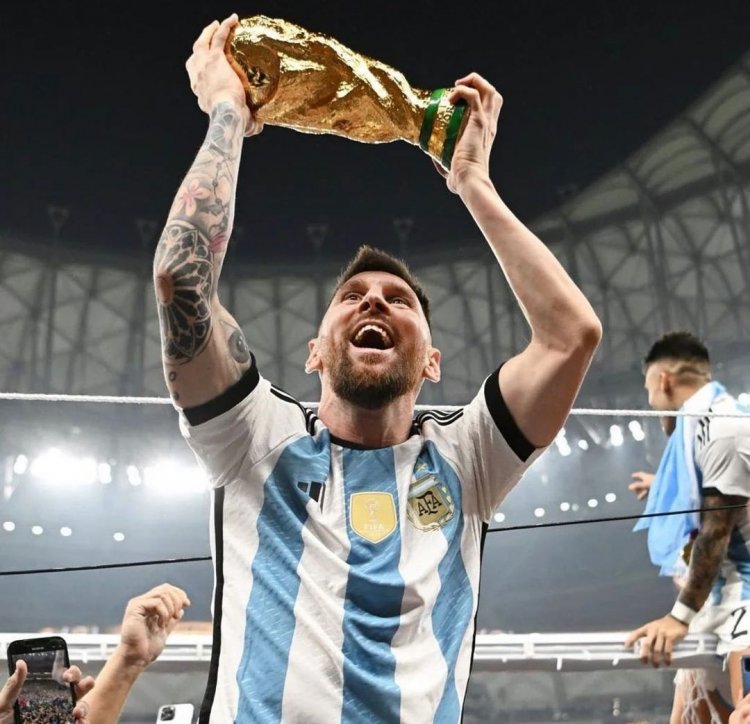 Cetak Rekor Baru, Foto Messi Angkat Trofi Piala Dunia Raih Like Terbanyak di IG