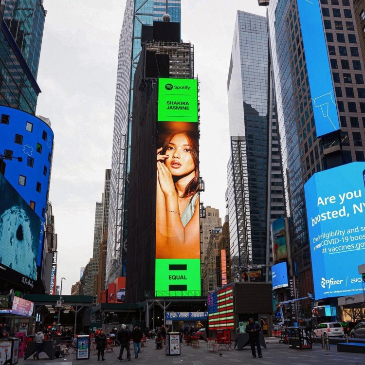 Wow! Wajah Shakira Jasmine Terpampang di Times Square, New York