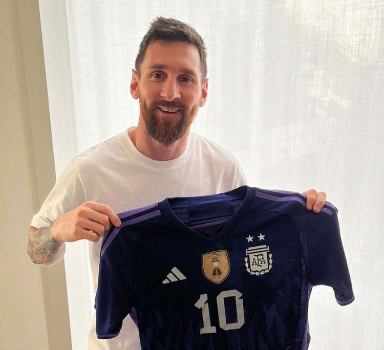 Messi Bagikan iPhone 14 Berlapis Emas Senilai 3M Lebih Untuk Skuad Argentina