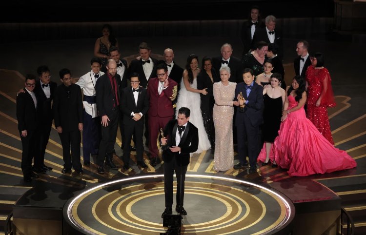 Film 'Everything Everywhere All at Once' Borong Piala di Oscar 2023