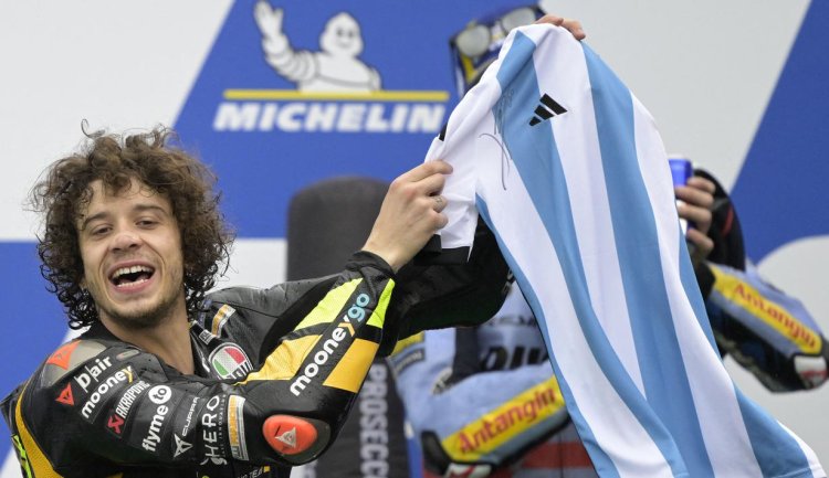 Menang MotoGP, Pembalap Argentina Rayakan Menggunakan Jersey Bertanda Tangan Messi