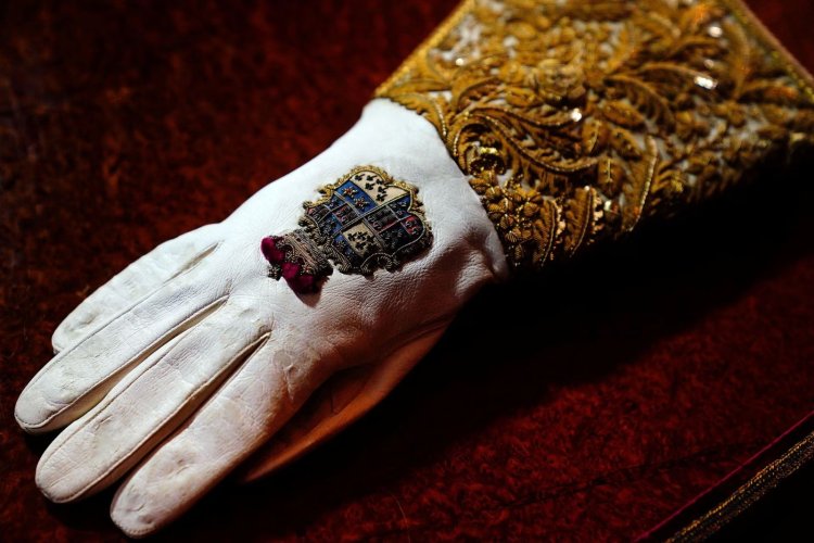 Raja Charles Akan Kenakan Sarung Tangan Coronation Gauntlet Selama Penobatannya Pekan Ini