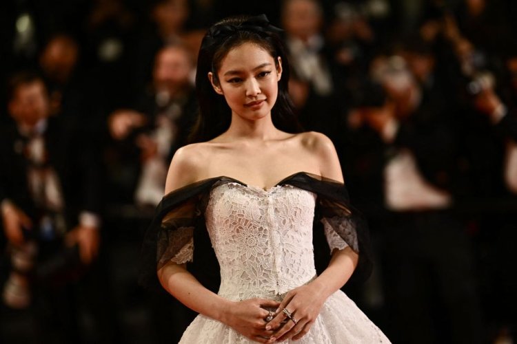Jennie Tampil Menawan Hadiri Premiere 'The Idol' pada Cannes Film Festival 2023