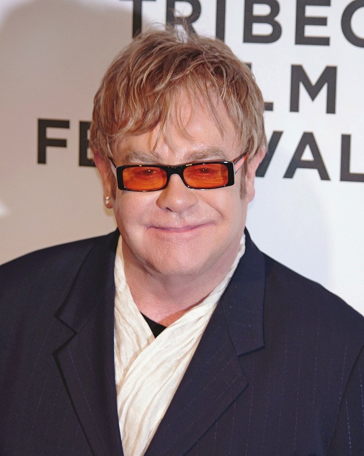 Musisi Elton John di Larikan ke Rumah Sakit Setelah Jatuh Dari Villa Miliknya