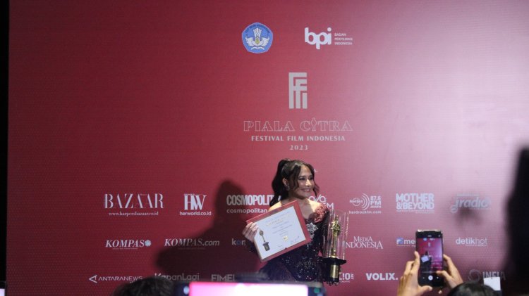 Prilly Latuconsina Raih Piala Citra Pertamanya Di FFI 2023 Sebagai Pemeran Pendukung Perempuan Terbaik