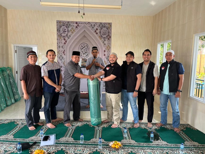 Tebar Kebaikan di Tangerang Selatan, Gema Keadilan Hadiahkan Karpet untuk Mushola Nurhasanah Cirendeu