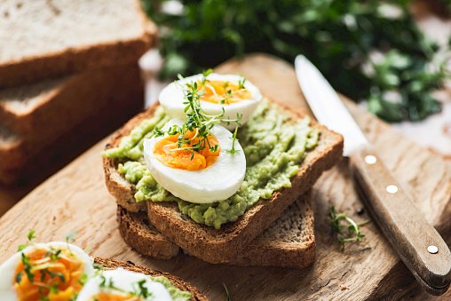 Resep Egg Avocado Toast Untuk Anda yang Sering Telat Makan Siang Karena Terlalu Sibuk