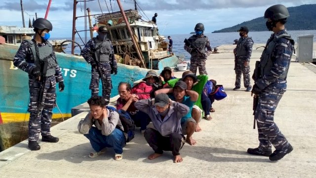 TNI AL Tangkap Dua Kapal Nelayan Vietnam di Natuna Saat Illegal Fishing 