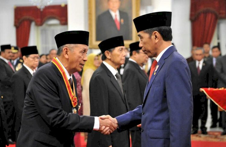 Jokowi Anugerahkan Tanda Kehormatan RI Kepada 53 Orang, Siapa Saja?