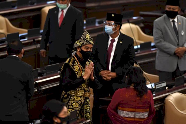 Potret Jokowi Kenakan Baju Adat Sabu di Sidang Tahunan MPR