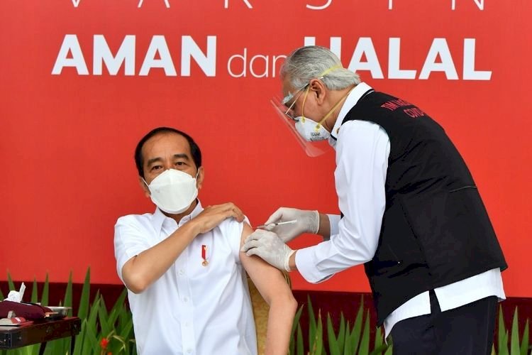 #JokowiDiVaksin Ramai di Twitter, Tangan Dokter yang Gemetar jadi Sorotan
