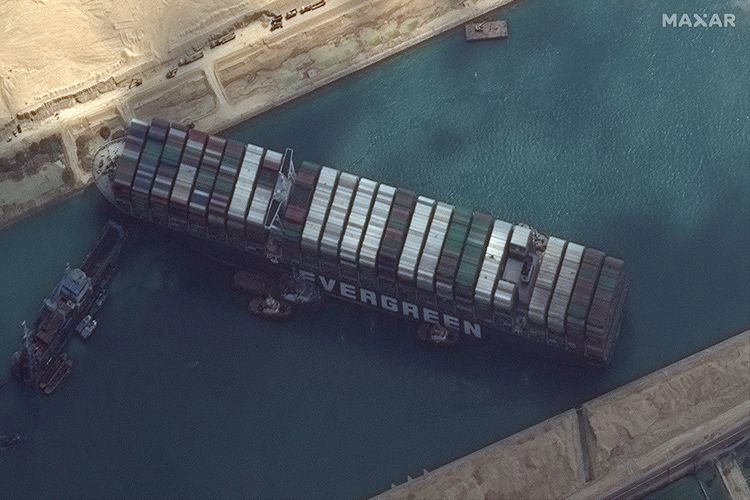 Kapal Evergreen yang Terjebak di Terusan Suez Tunjukkan Perkembangan Posisi