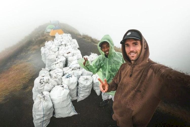 Viral! Aksi Warga Prancis Angkut 1,6 Ton Sampah Dari Gunung Rinjani