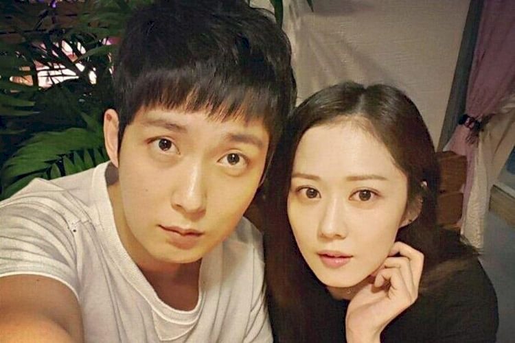 Foto selfie aktris Jang Nara bersama saudaranya Jang Sung Won